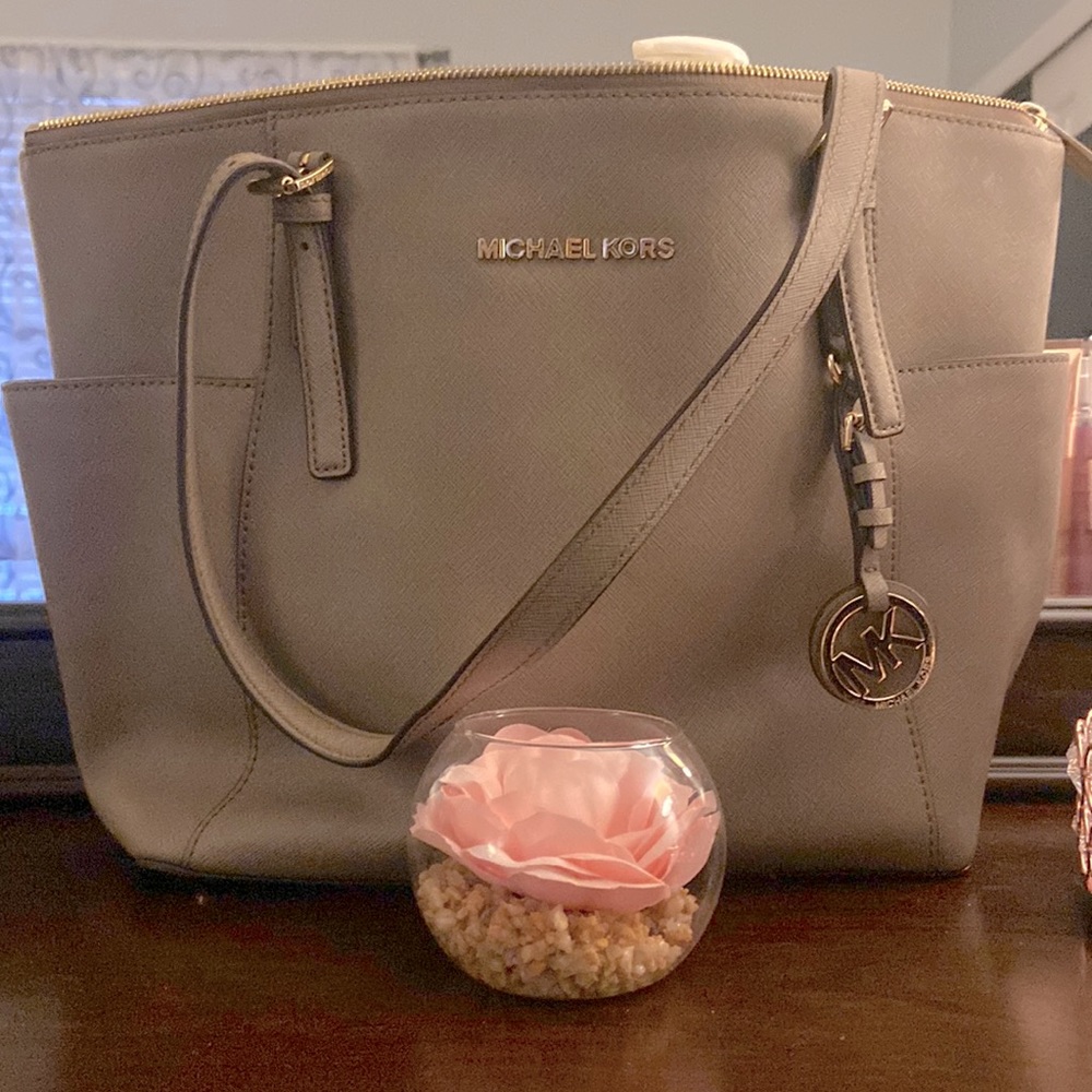Great Condition Micheal Kors Tote Medium Shoulder Bag